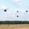 訓練参加の為に飛び立つ AH-64D アパッチ攻撃ヘリコプター× 10 数機による壮観な映像