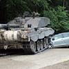 ドイツで英軍のチャレンジャー 2 戦車と自家用車が衝突する交通事故発生